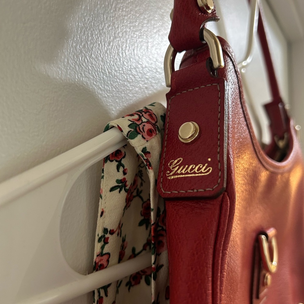 Gucci Abbey Shoulder Bag with Gold Hardware - Picture 4 of 17